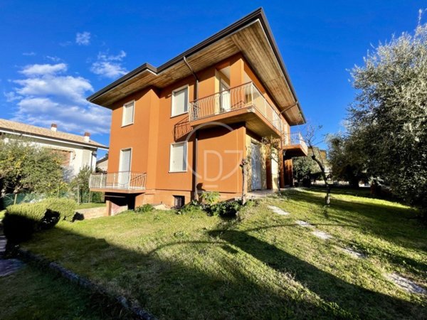 casa indipendente in vendita a Desenzano del Garda in zona Rivoltella