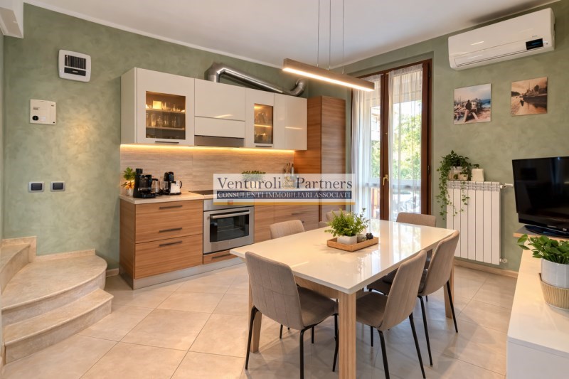 casa indipendente in vendita a Desenzano del Garda in zona Rivoltella