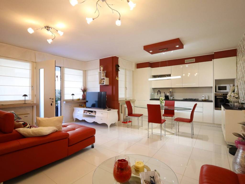 appartamento in vendita a Desenzano del Garda in zona Rivoltella