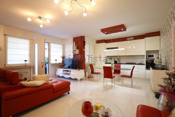 appartamento in vendita a Desenzano del Garda in zona Rivoltella