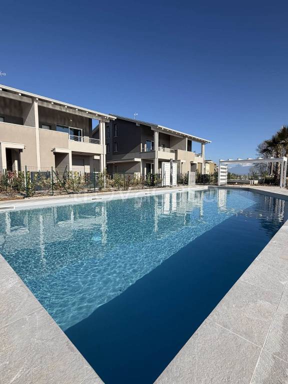 appartamento in vendita a Desenzano del Garda in zona Rivoltella