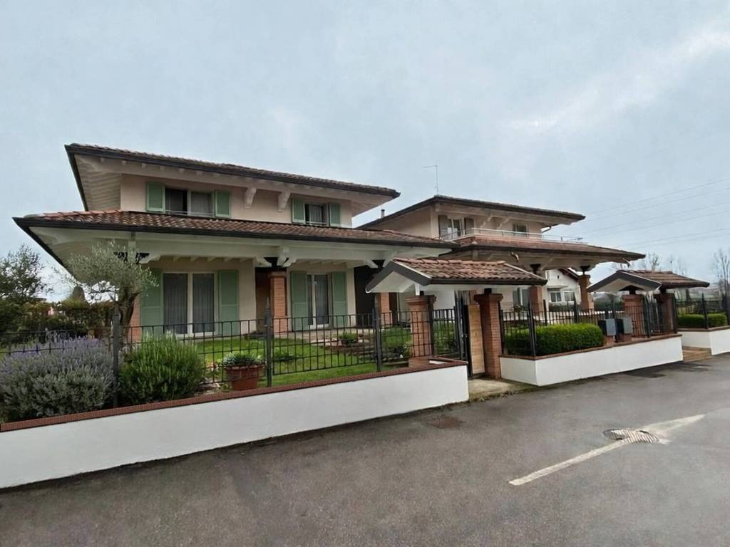 casa indipendente in vendita a Desenzano del Garda in zona Vaccarolo