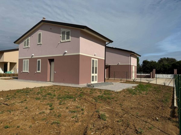 casa indipendente in vendita a Desenzano del Garda in zona San Pietro