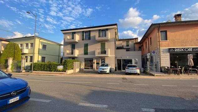 negozio in vendita a Desenzano del Garda in zona Rivoltella