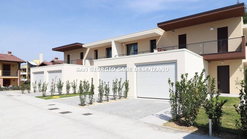 casa indipendente in vendita a Desenzano del Garda in zona Rivoltella
