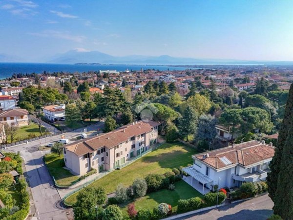 casa indipendente in vendita a Desenzano del Garda in zona Rivoltella