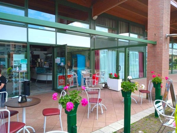 negozio in vendita a Desenzano del Garda in zona Rivoltella