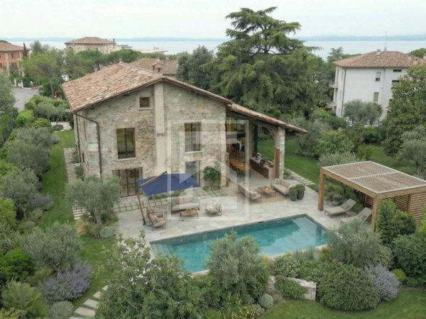 casa indipendente in vendita a Desenzano del Garda