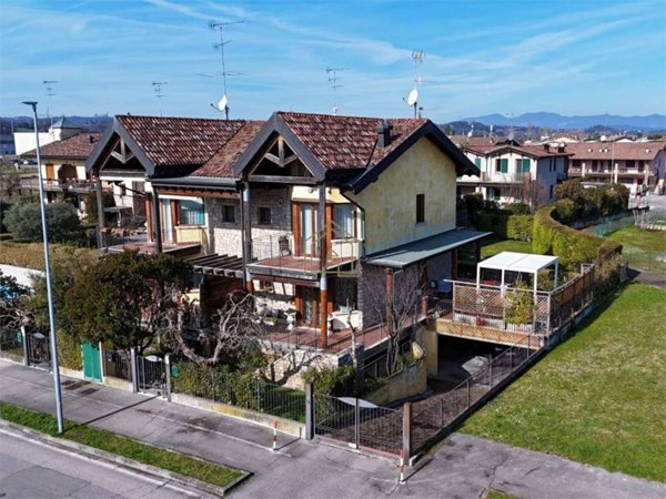 casa indipendente in vendita a Desenzano del Garda