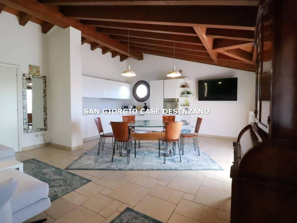 appartamento in vendita a Desenzano del Garda in zona Vaccarolo