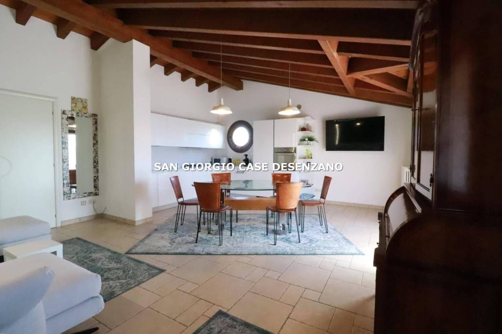 appartamento in vendita a Desenzano del Garda in zona Vaccarolo