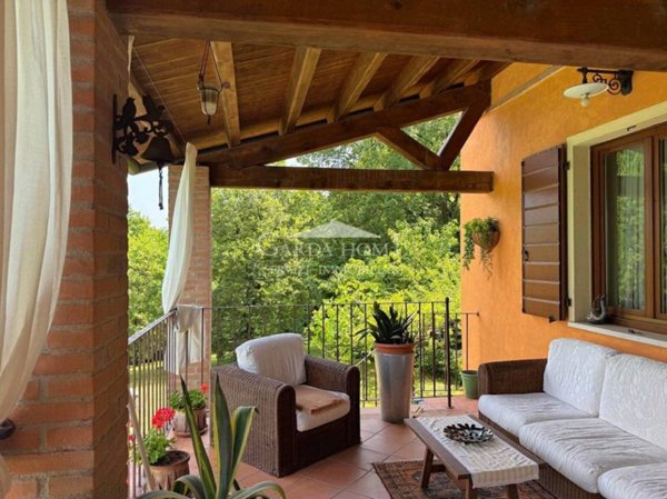 casa indipendente in vendita a Desenzano del Garda in zona Campeggio sul Vò