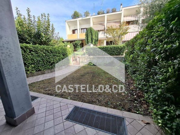 casa indipendente in vendita a Desenzano del Garda in zona Rivoltella