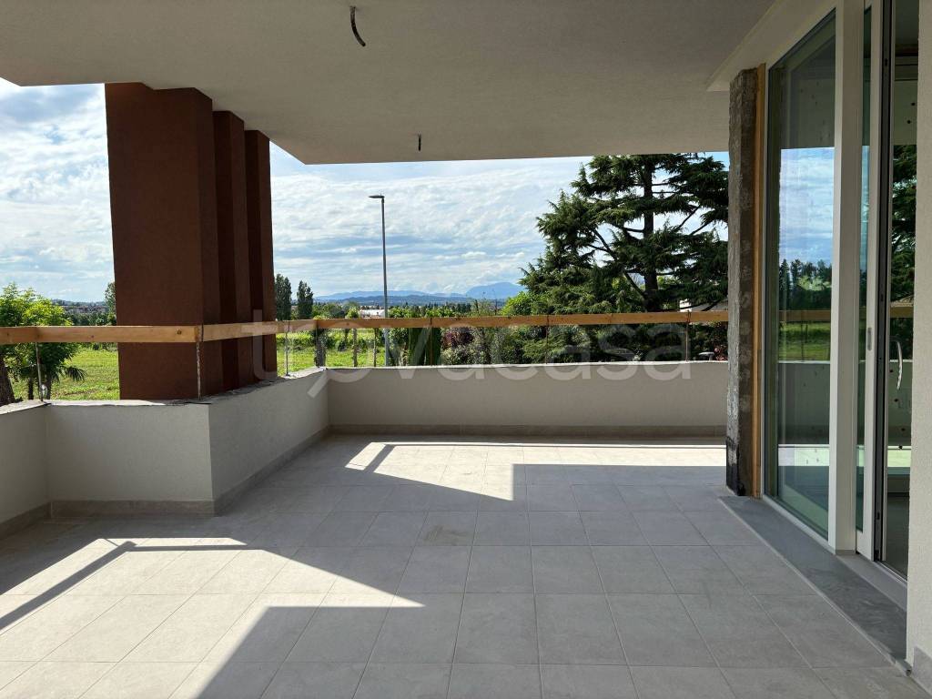 appartamento in vendita a Desenzano del Garda in zona Rivoltella