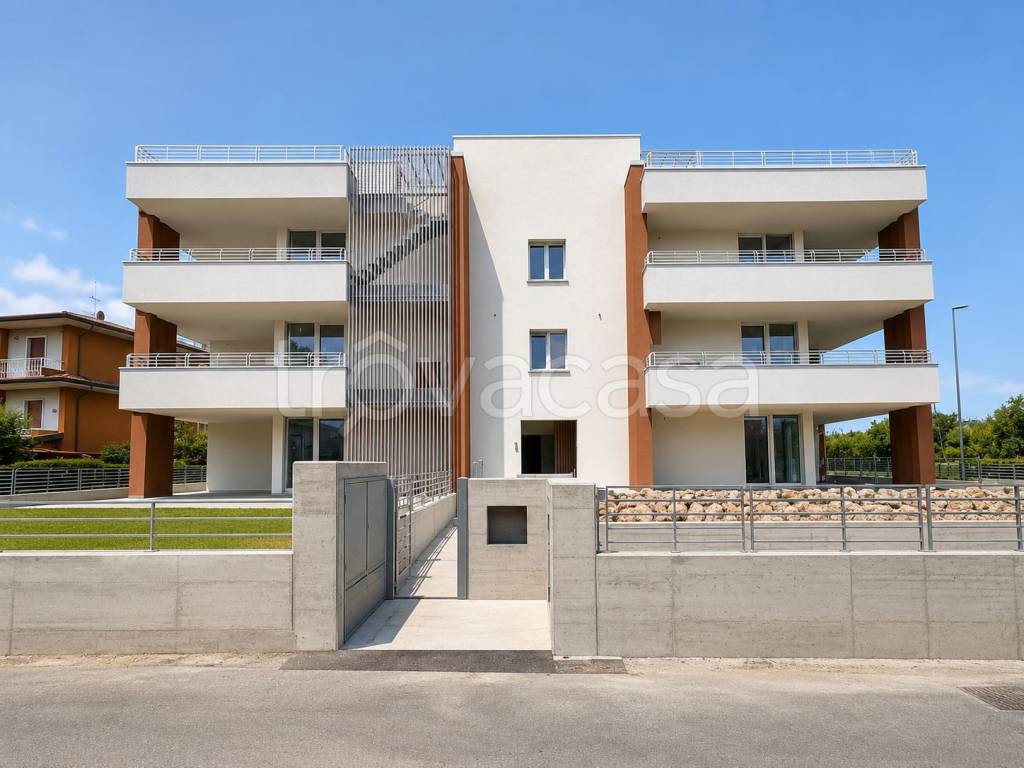 appartamento in vendita a Desenzano del Garda in zona Rivoltella
