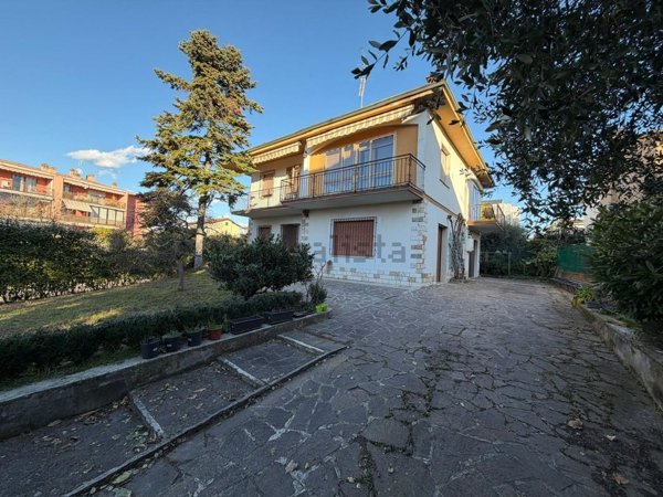 casa indipendente in vendita a Desenzano del Garda