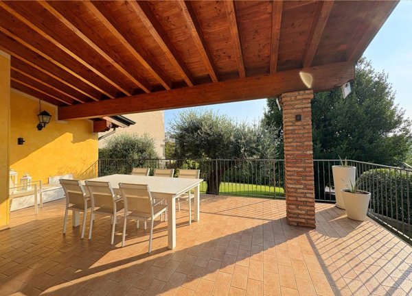 casa indipendente in vendita a Desenzano del Garda