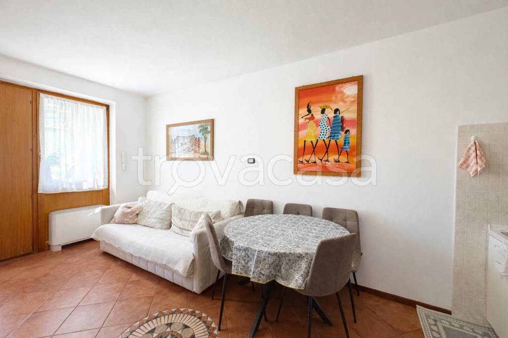 appartamento in vendita a Desenzano del Garda in zona Rivoltella