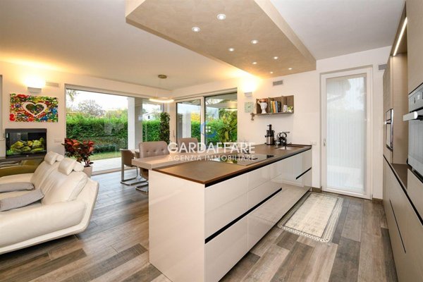 casa indipendente in vendita a Desenzano del Garda in zona Rivoltella