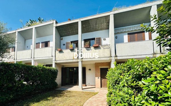casa indipendente in vendita a Desenzano del Garda in zona Rivoltella
