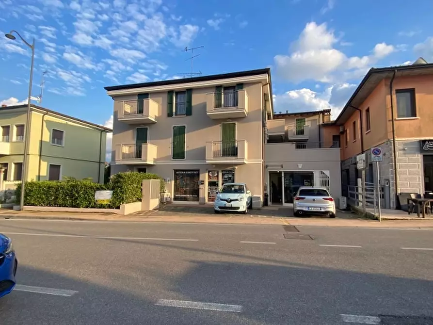 negozio in vendita a Desenzano del Garda in zona Rivoltella