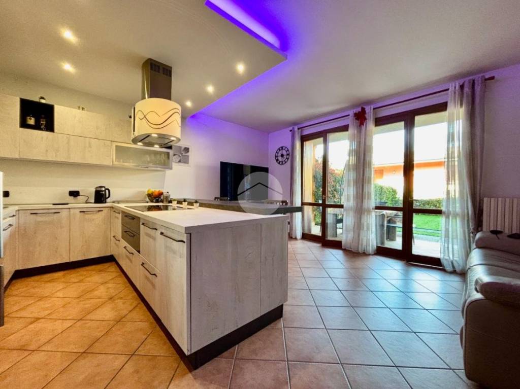 appartamento in vendita a Desenzano del Garda in zona Rivoltella