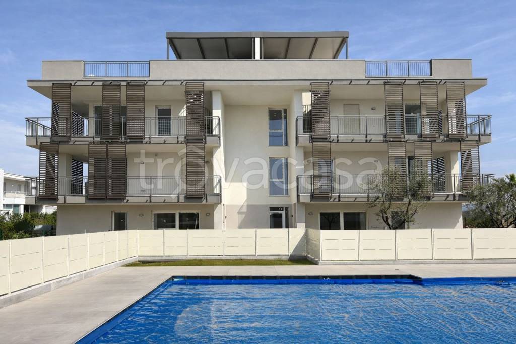 appartamento in vendita a Desenzano del Garda in zona Rivoltella