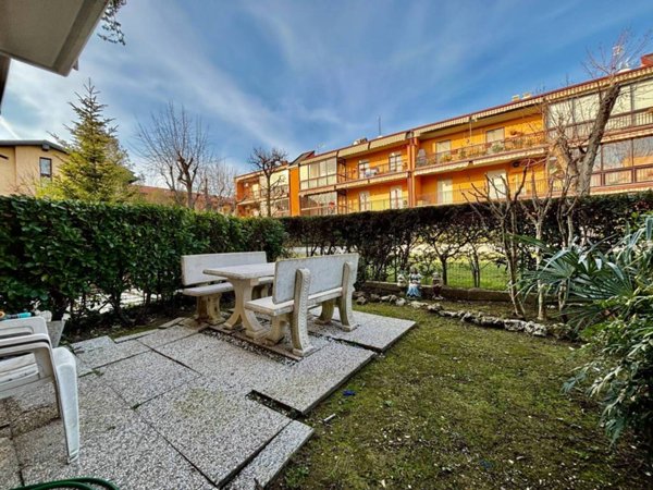 casa indipendente in vendita a Desenzano del Garda in zona Rivoltella
