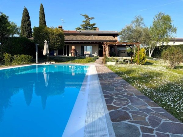 casa indipendente a Desenzano del Garda in zona San Martino della Battaglia