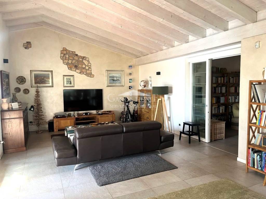 casa indipendente a Desenzano del Garda in zona San Martino della Battaglia