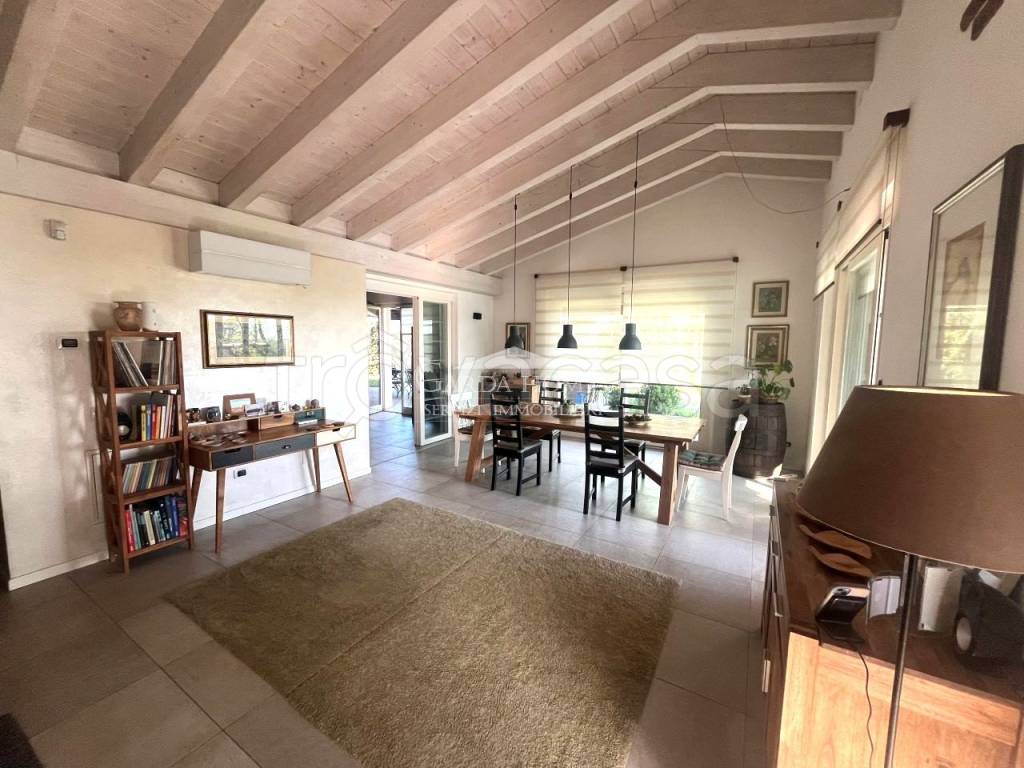 casa indipendente a Desenzano del Garda in zona San Martino della Battaglia