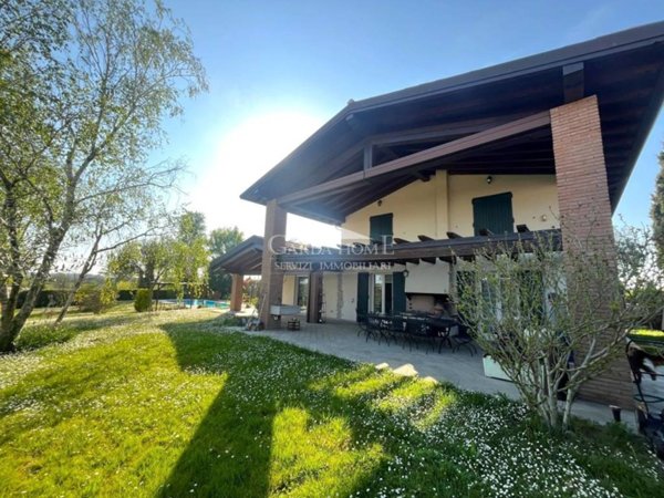 casa indipendente a Desenzano del Garda in zona San Martino della Battaglia
