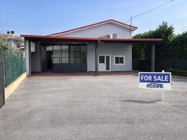 locale commerciale in vendita a Desenzano del Garda