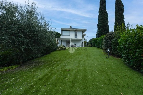 casa indipendente in vendita a Desenzano del Garda in zona Rivoltella