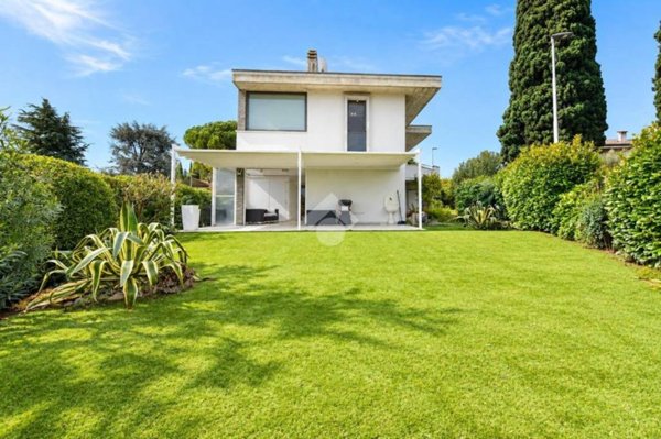 casa indipendente in vendita a Desenzano del Garda in zona Rivoltella