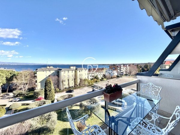 appartamento in vendita a Desenzano del Garda in zona Campeggio sul Vò