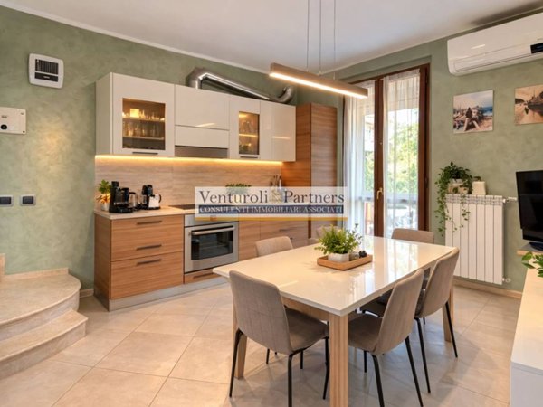 casa indipendente in vendita a Desenzano del Garda in zona Rivoltella