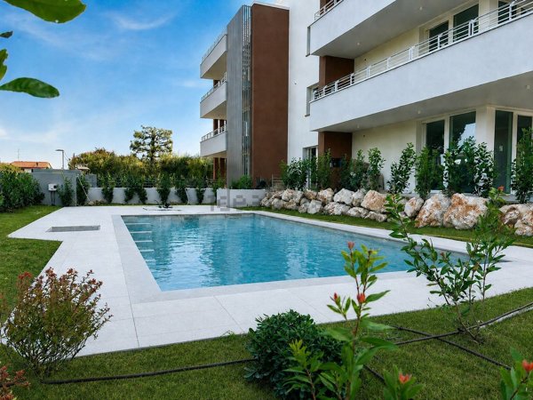 appartamento in vendita a Desenzano del Garda in zona Rivoltella