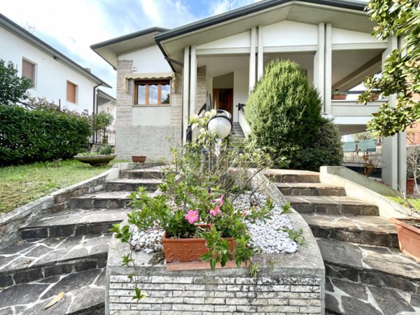 casa indipendente in vendita a Desenzano del Garda in zona Rivoltella