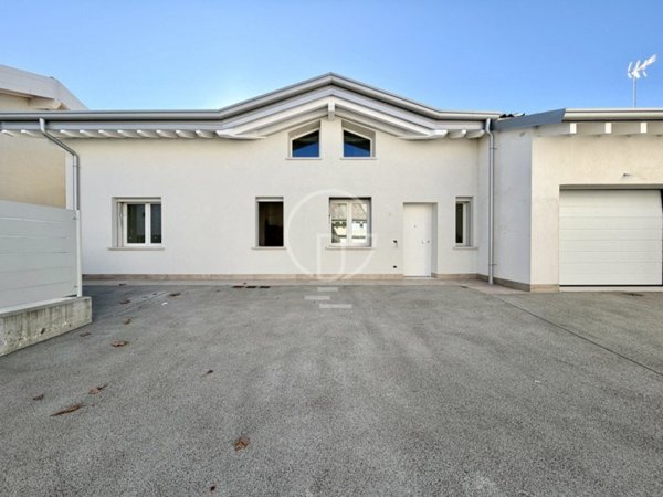 casa indipendente in vendita a Desenzano del Garda