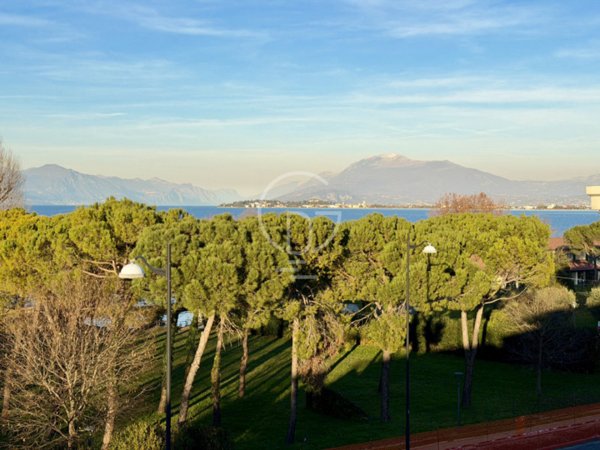 appartamento in vendita a Desenzano del Garda in zona Rivoltella