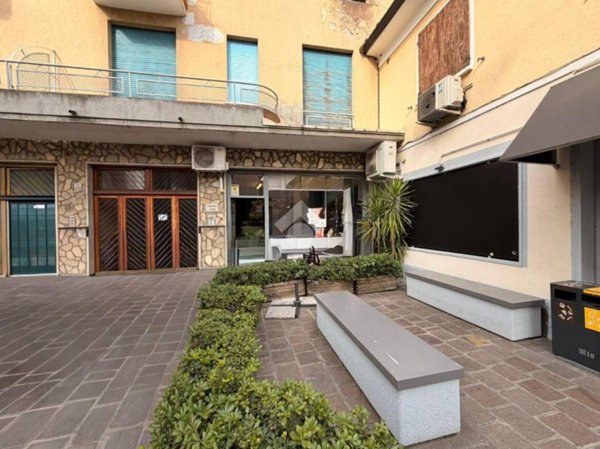 negozio in vendita a Desenzano del Garda in zona Rivoltella
