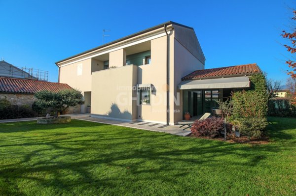 villa in vendita a Desenzano del Garda in zona San Pietro