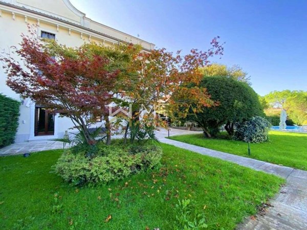 casa indipendente in vendita a Desenzano del Garda