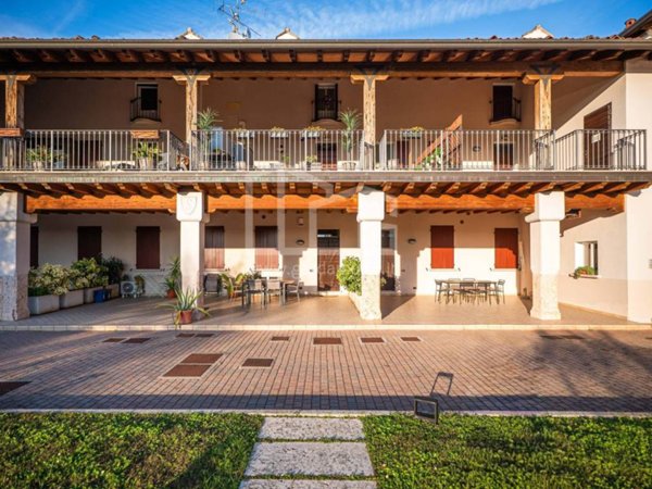 appartamento in vendita a Desenzano del Garda in zona Vaccarolo