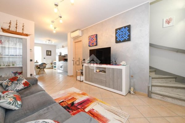 casa indipendente in vendita a Desenzano del Garda in zona Vaccarolo