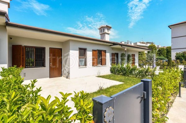 casa indipendente in vendita a Desenzano del Garda in zona Campeggio sul Vò