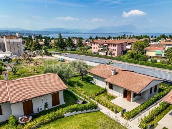 casa indipendente in vendita a Desenzano del Garda in zona Campeggio sul Vò