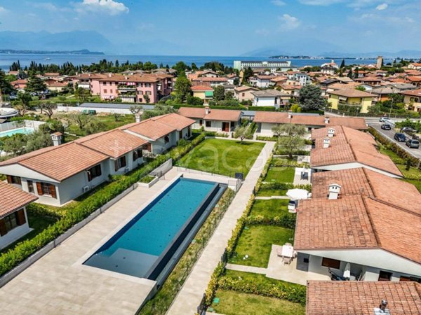 casa indipendente in vendita a Desenzano del Garda in zona Campeggio sul Vò