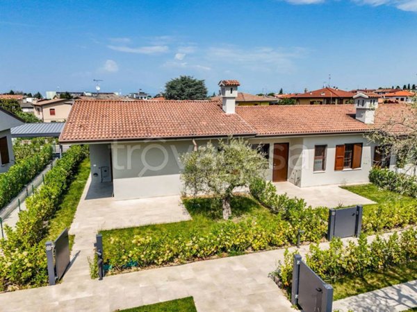 casa indipendente in vendita a Desenzano del Garda in zona Campeggio sul Vò